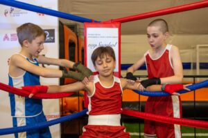 соревнования по детскому боксу - друзья помогают настроиться на победу